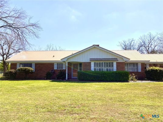 Exterior, Facade, Brick Facade, Ranch