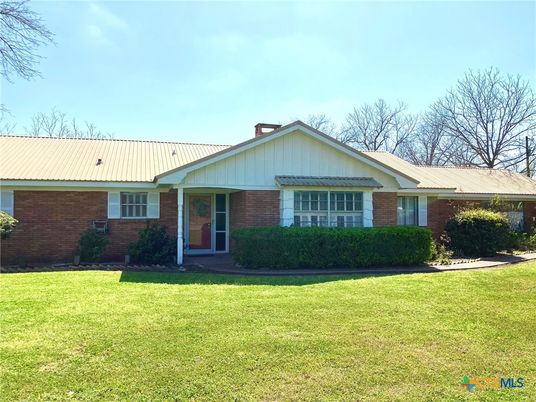 Backyard, Exterior, Facade, Brick Facade, Ranch