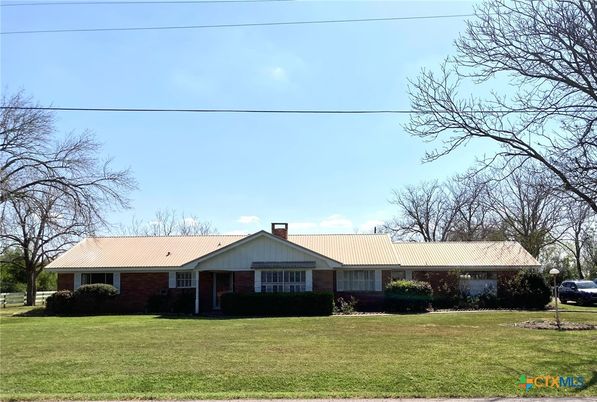 Backyard, Exterior, Facade, Brick Facade, Ranch
