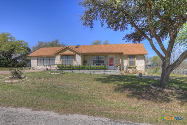 Backyard, Exterior, Facade, Ranch