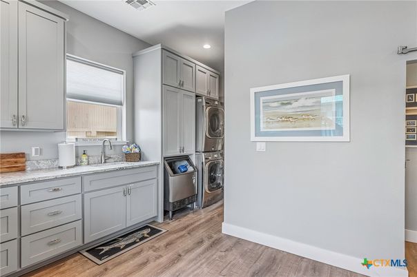 Interior, Recessed Lighting, Washer, Wood Texture Flooring