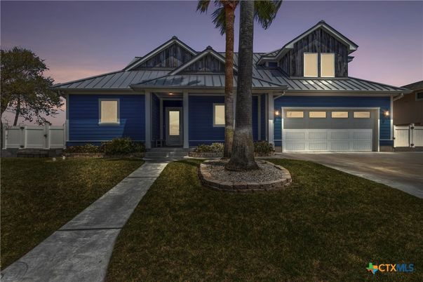 Attached, Exterior, Facade, Ranch
