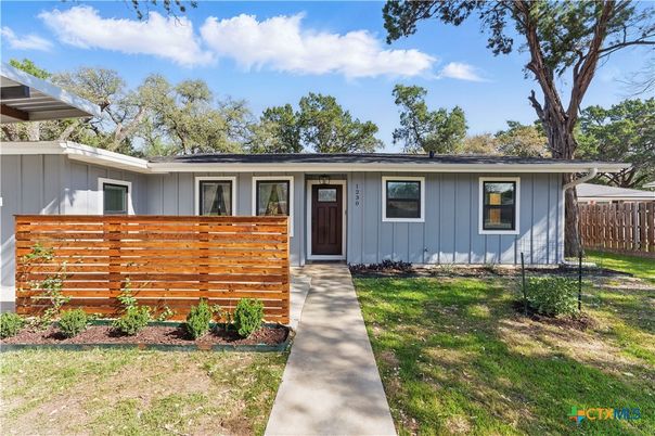 Exterior, Facade, Ranch