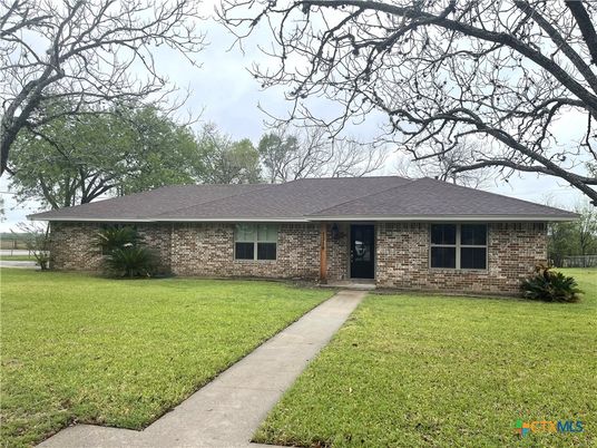 Exterior, Facade, Brick Facade, Ranch