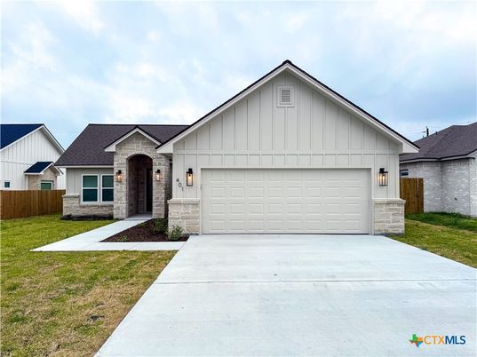 Attached, Exterior, Facade, Farmhouse