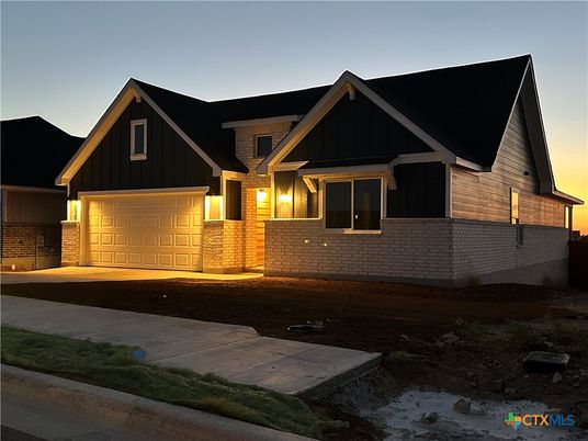 Attached, Exterior, Facade, American Craftsman