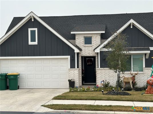 Attached, Exterior, Facade, American Craftsman