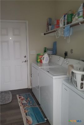 Interior, Washer, Wood Texture Flooring