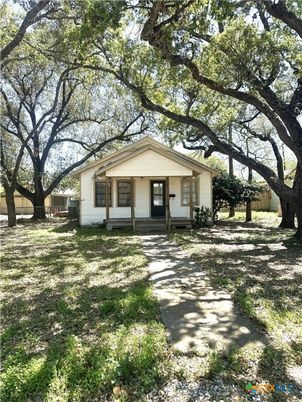 Backyard, Exterior, Facade, Ranch