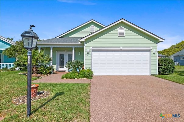 Attached, Exterior, Facade, Ranch