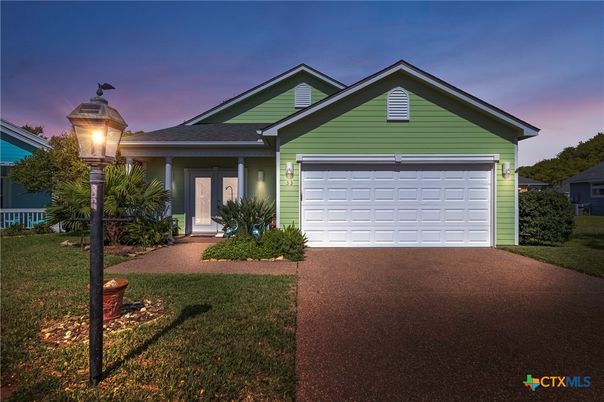 Attached, Exterior, Facade, American Craftsman