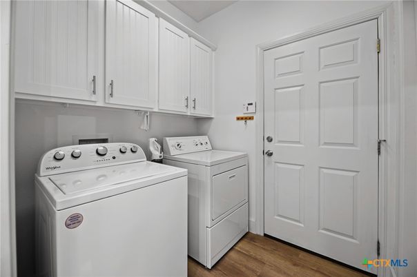 Interior, Washer, Wood Texture Flooring