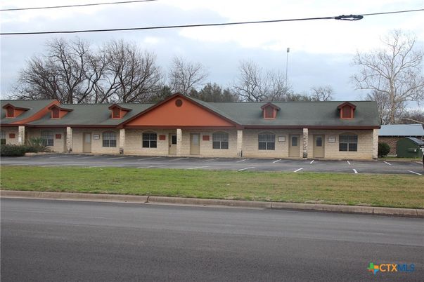 Exterior, Facade, Ranch