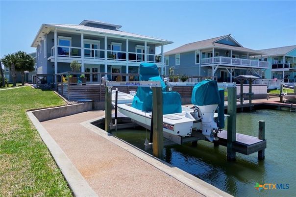 Exterior, Lake