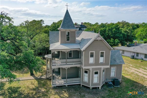 Exterior, Facade, Queen Anne Victorian