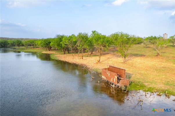 Exterior, Lake