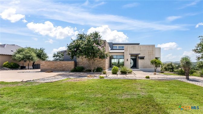 Backyard, Exterior, Facade, Modern