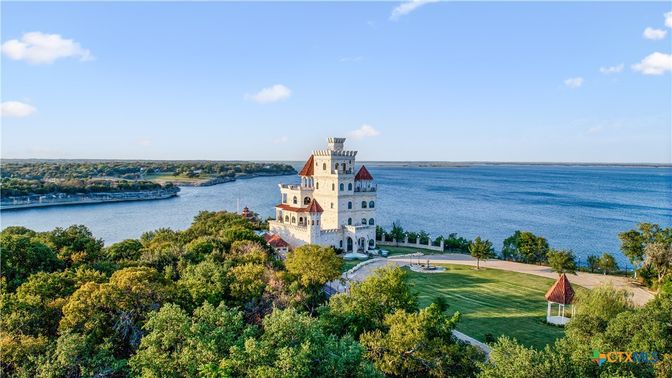 Exterior, Lake