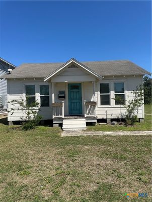 Exterior, Facade, Ranch