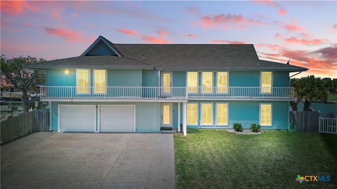 Attached, Exterior, Facade, Farmhouse
