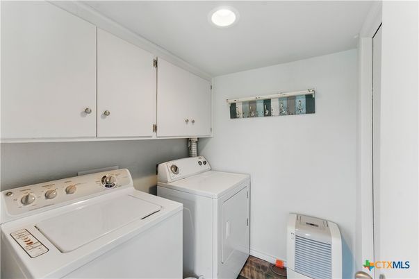 Interior, Recessed Lighting, Washer, Wood Texture Flooring