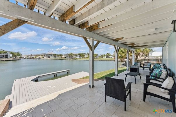 Exterior, Lake