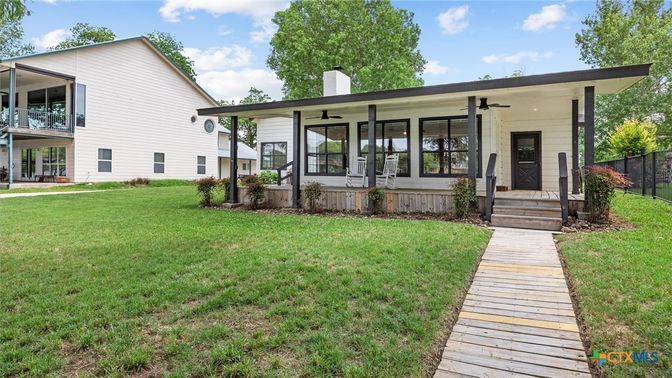 Backyard, Exterior, Facade, Modern