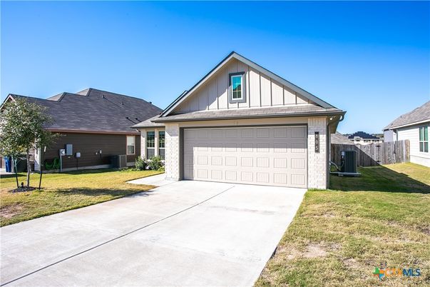 Attached, Exterior, Facade, Ranch