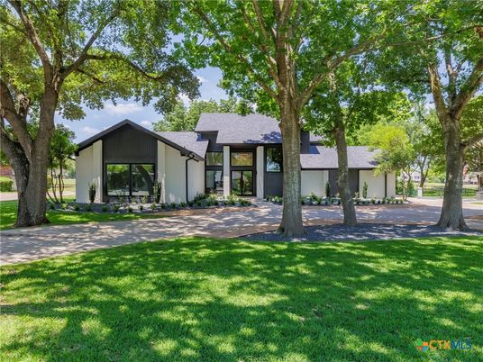 Backyard, Exterior, Facade, Ranch