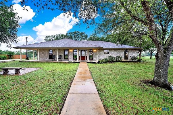 Backyard, Exterior, Facade, Ranch