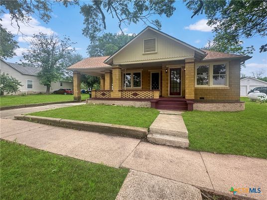 Exterior, Facade, Ranch