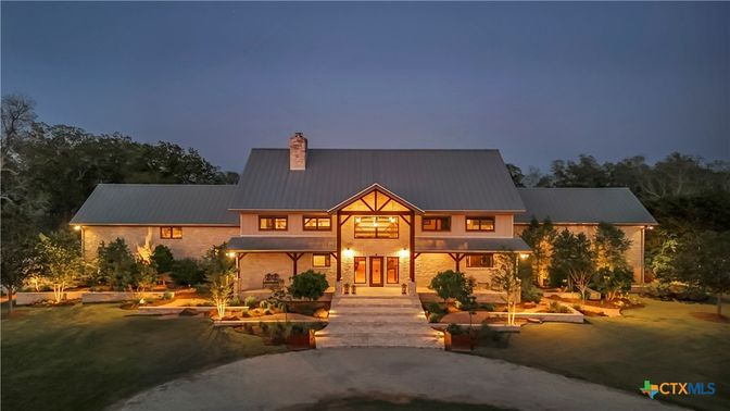 Exterior, Facade, Log Home