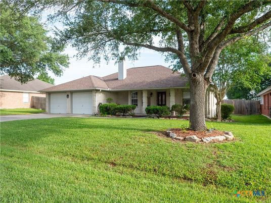 Attached, Backyard, Exterior, Facade, Brick Facade, Ranch