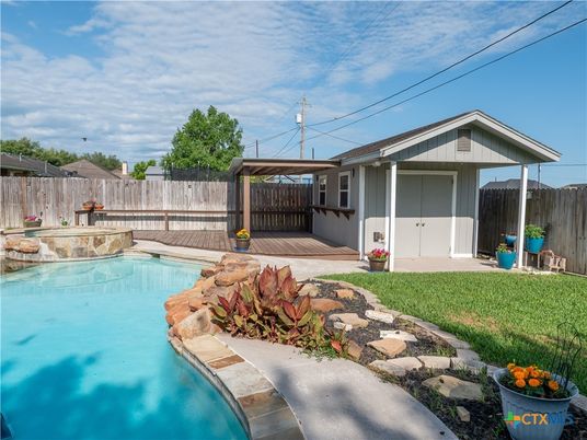 Exterior, Pool