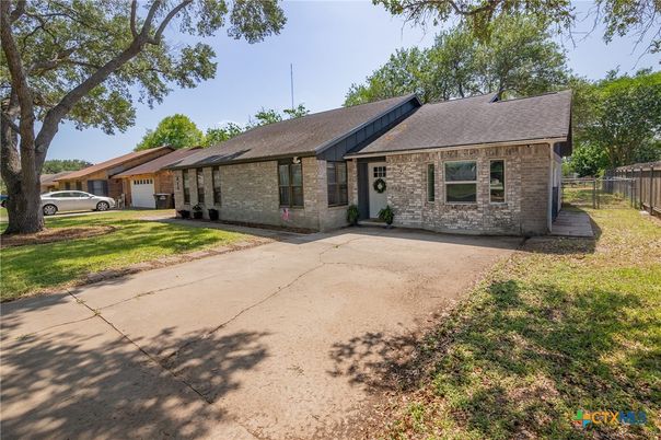 Exterior, Facade, Brick Facade, Ranch
