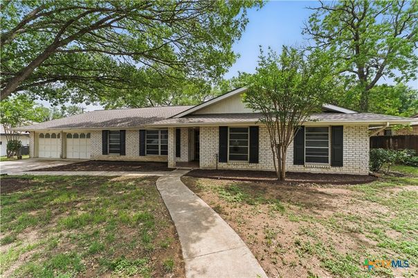 Attached, Exterior, Facade, Brick Facade, Ranch