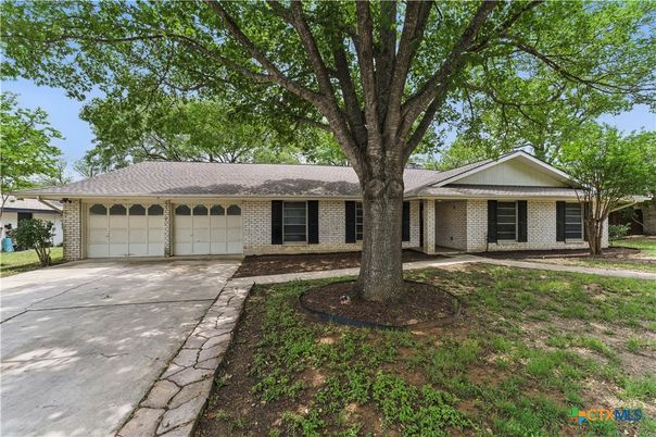 Attached, Exterior, Facade, Brick Facade, Ranch