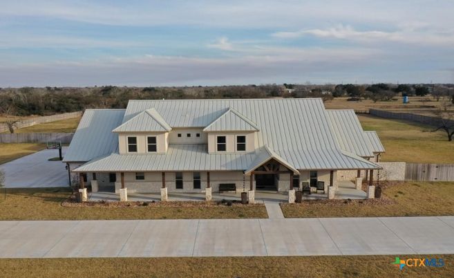 Exterior, Facade, Farmhouse