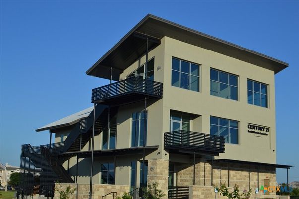 Exterior, Facade, Modern
