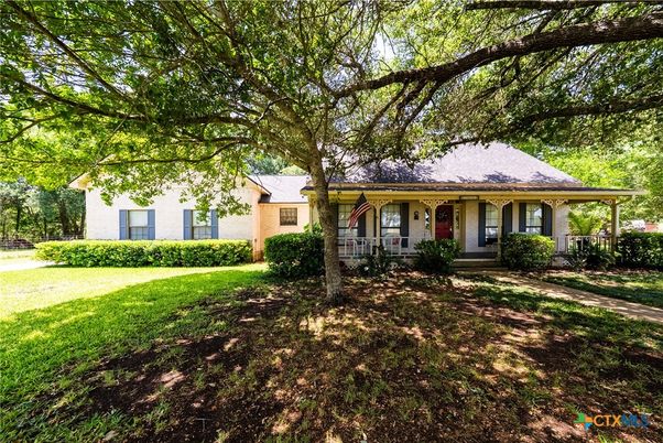 Backyard, Exterior, Facade, Ranch