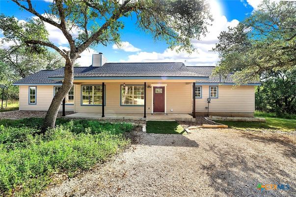 Exterior, Facade, Ranch