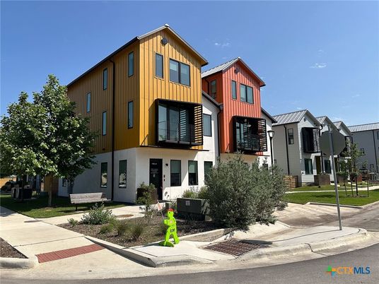 Exterior, Facade, Farmhouse