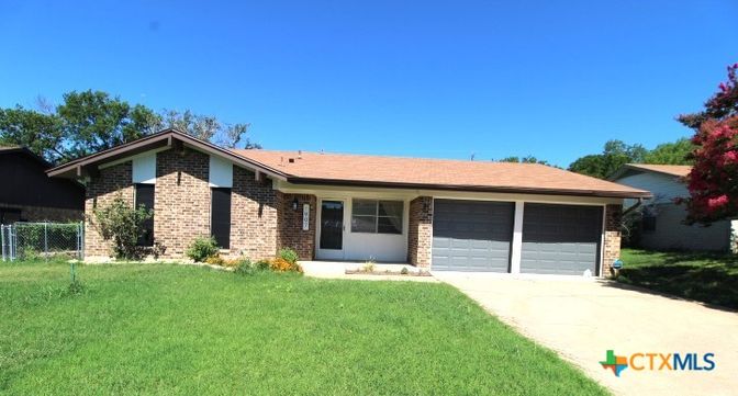 Attached, Exterior, Facade, Brick Facade, Ranch