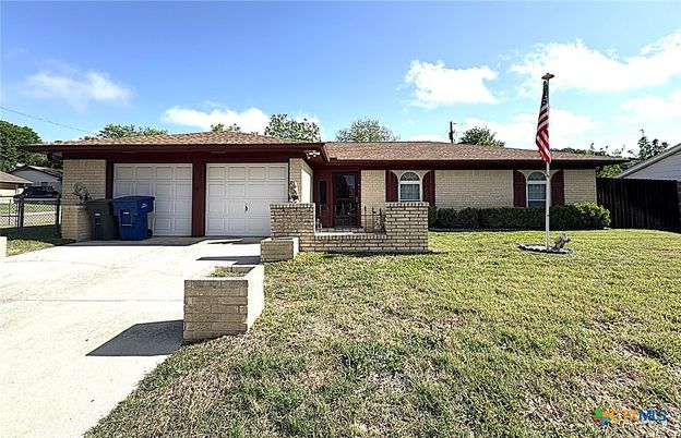 Attached, Exterior, Facade, Brick Facade, Ranch