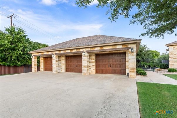 Attached, Exterior, Facade, Ranch