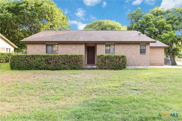 Backyard, Exterior, Facade, Brick Facade, Ranch
