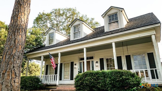Exterior, Facade, Cape Cod