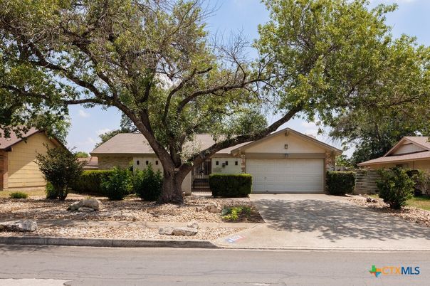 Attached, Exterior, Facade, Ranch