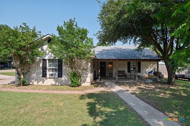 Backyard, Exterior, Facade, Brick Facade, Ranch