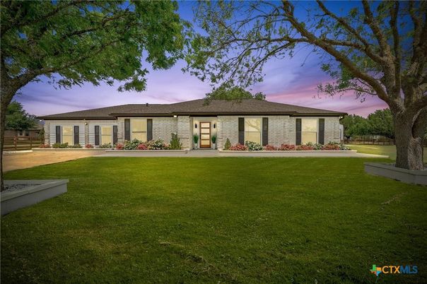 Backyard, Exterior, Facade, Ranch